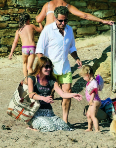 Exclusif - Nicolas Sarkozy, sa femme Carla Bruni-Sarkozy et leur fille Giulia sur la plage de Cavaliθres