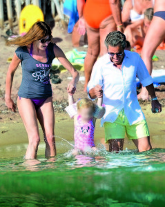 Exclusive - Nicolas Sarkozy, his wife Carla Bruni-Sarkozy and their daughter Giulia on holidays on the "Cavaliθres" beach in Cap Nθgre