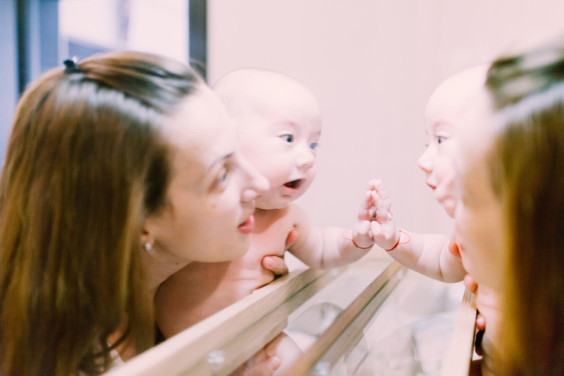 babysmilinginmirror-800x534