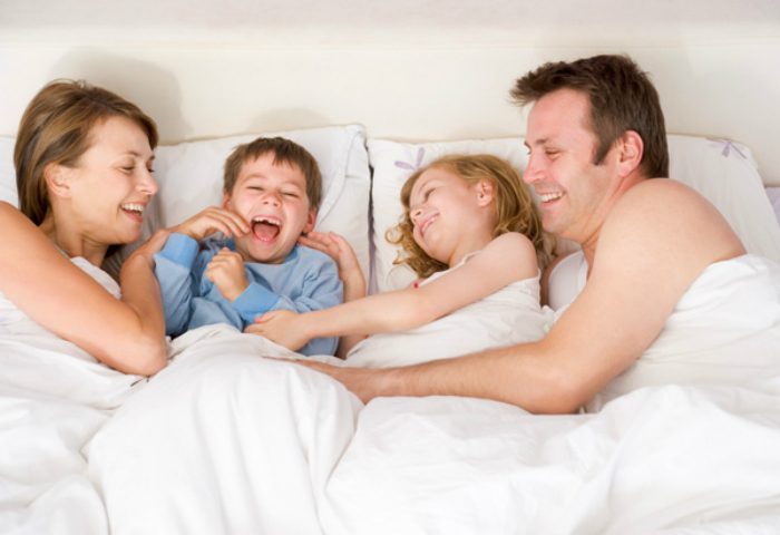 20100501-family-in-bed-600x411