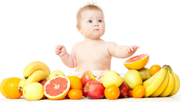 baby-with-fruit