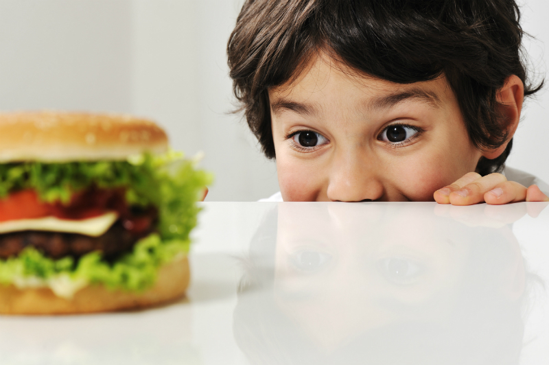 kid-eating-burger