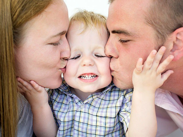 kid-kissing-both-parents