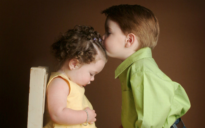 wallcoo_com_little_boy_kissing_little_girl_ispc006024