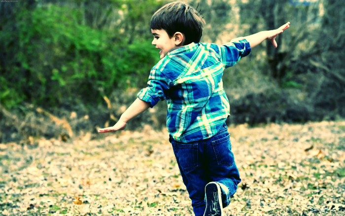 Baby-boy-in-blue-in-jeans-play-wide-HD-wallpaper