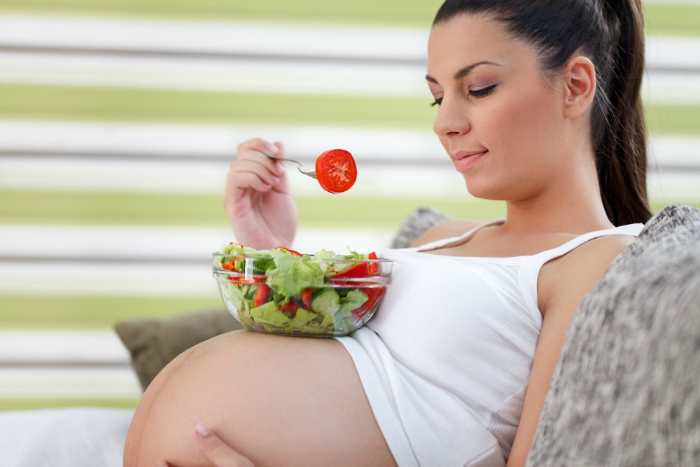 What-should-you-eat-when-you’re-pregnant-or-breastfeeding-e1438206897523