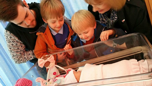 3272E97C00000578-3504024-Already_mother_to_two_boys_Alfie_now_six_and_Harry_now_five_pict-a-47_1458644600104