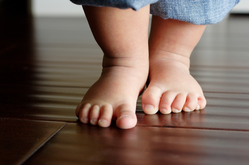 baby-feet-first-steps