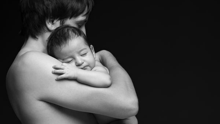 father-holding-his-newborn-baby-pavlo-kolotenko-600x340