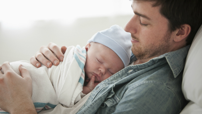 father-holding-newborn_ezyjwd