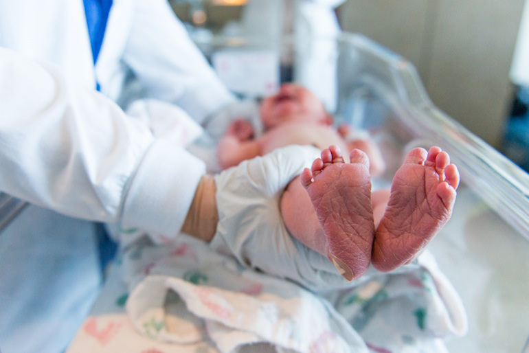 Holly Grim gave birth naturally to an 8-pound girl, Agnes, at Hoag Hospital on April 10, 2015 (Photo by Heidi de Marco/Kaiser Health News).