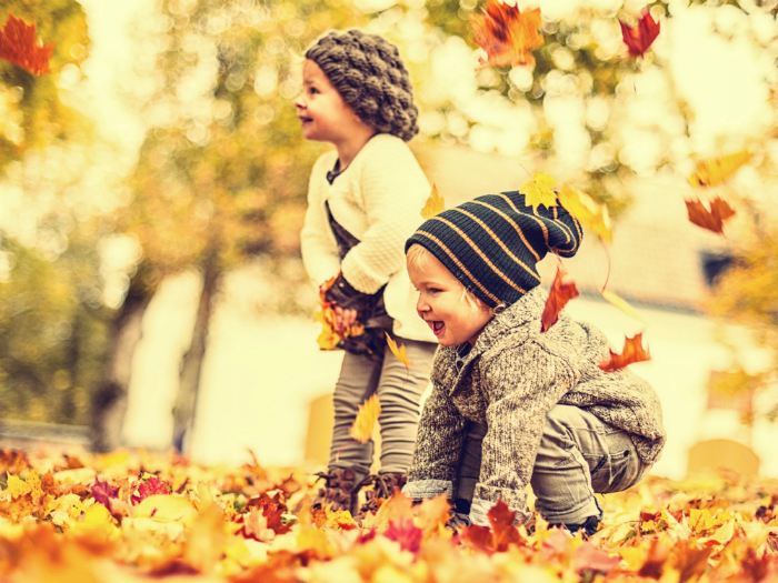 kids_playing_in_autumn_leaves