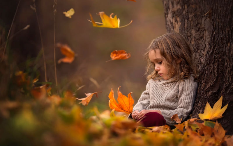 sad_girl_autumn_leaves-1920x1200