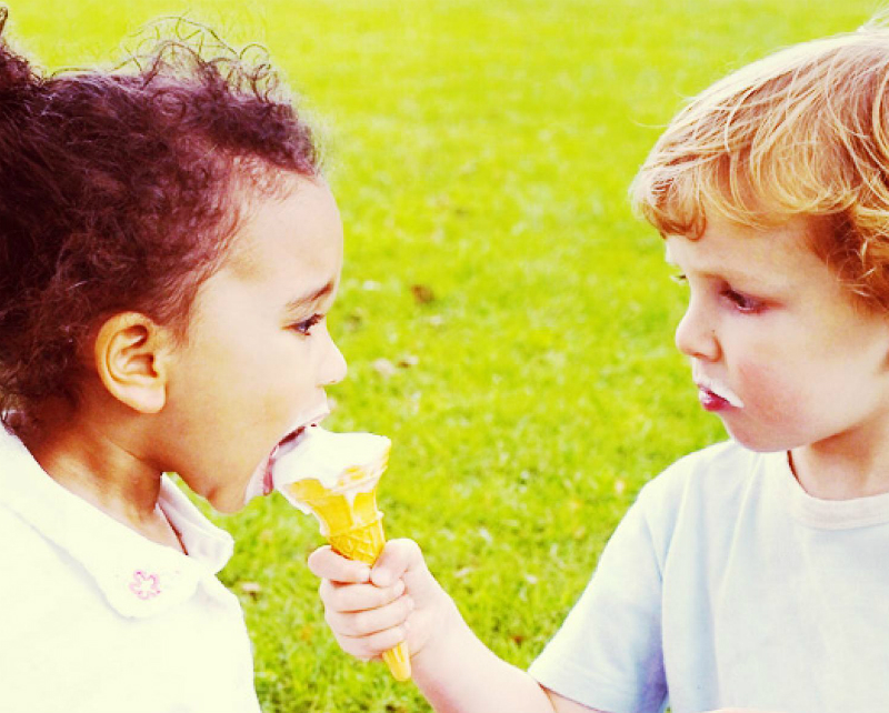 sharing-ice-cream-kids_f