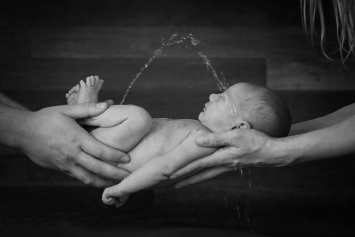 newborn-baby-photoshoot-fails-20-56fd1f7510ea6__880-640x427