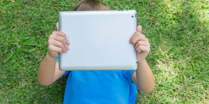 o-child-using-tablet-facebook