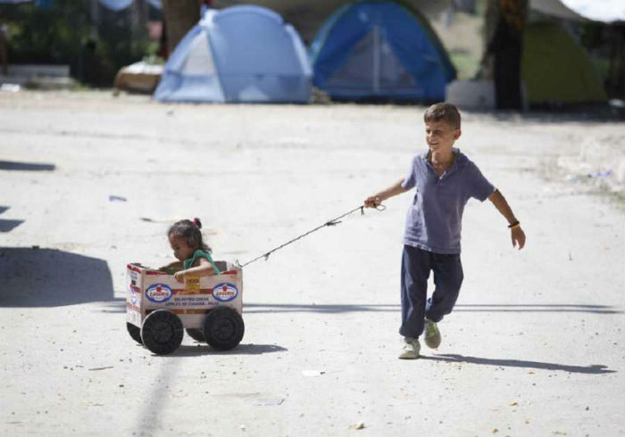 σχολικό κουδούνι για τα προσφυγόπουλα