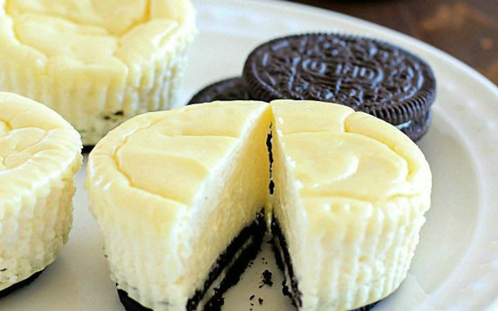 lighter-mini-cheesecakes-with-oreo-crust-4-640x400