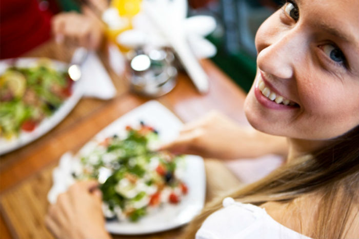 woman-eating-salad