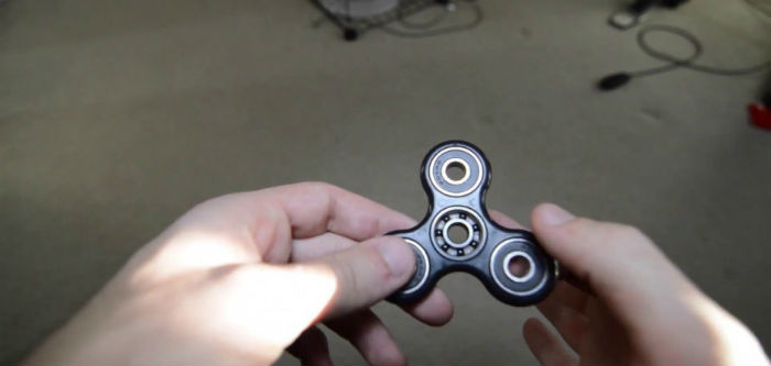 Fidget Spinner: Τι είναι αυτό το νέο παιχνίδι που έχει γίνει μανία;