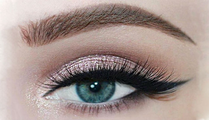 Winged eye makeup