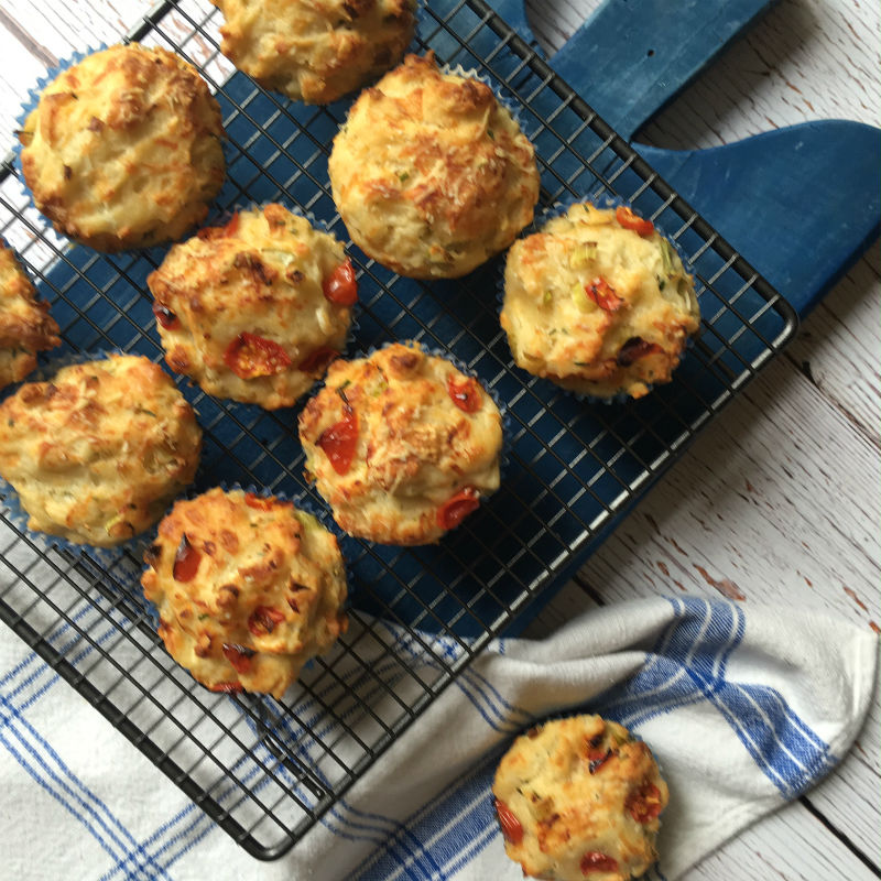 Το μωρό σήμερα τρώει Muffins με τυρί και τοματίνια! 