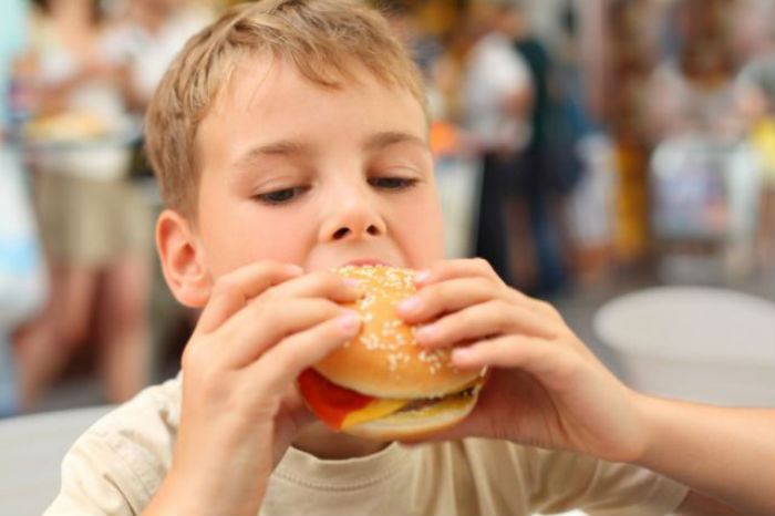 απαγορεύουμε το junk food στα παιδιά