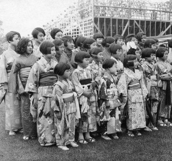 (Eingeschränkte Rechte für bestimmte redaktionelle Kunden in Deutschland. Limited rights for specific editorial clients in Germany.) Child images Japanese children in traditional costumes starting school in a school in California, U.S - 1927 - Photographer: John Graudenz - Published by: 'Zeitbilder' 41 / 1927 Vintage property of ullstein bild (Photo by John Graudenz/ullstein bild via Getty Images)