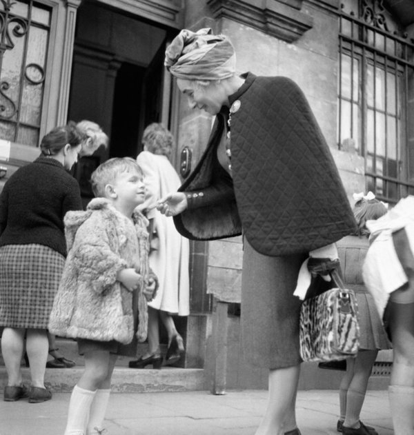 Premier jour d'école pour ce garçon, à Paris, France en septembre 1945.  (Photo by Keystone-FranceGamma-Rapho via Getty Images)